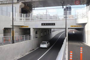 「鉄道・鉄道・道路」トンネル開通で3層化 なぜ踏切は残されてきた？ 川崎市