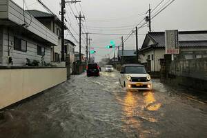 走らなきゃ安全……じゃない台風の恐ろしさ！　自宅車庫でも被害に遭う大雨＆大風から愛車を守る手段５つ