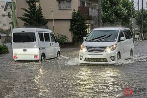 「水没車」どこまで復活できる？ 豪雨続きで「水浸し」のクルマ増加!? 「ギリ乗れる」or「即廃車」のボーダーラインはあるのか