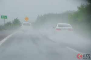 夏の高速道「眼の前で冠水」どうする？ 豪雨で滝も出現!? 走行中の冠水にどう対処すべき？