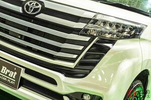 約248万円！ “ランクル顔!?”のトヨタ「ルーミー」実車展示！ 全長3.7m級のコンパクトワゴンが「SUV化」!? 車高もUPの「Bratモデル」とは