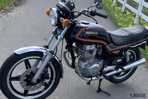 45年前のホンダ「CB400Tホーク」が米国オークションで落札 走行距離わずか3000キロのミドルサイズ 日本仕様の「ホークII」とはどう違う？