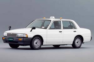 タクシー専用モデル日産「クルー」はどうしてドリフトユーザーに注目されたのか？ 客が乗降しやすく快適に過ごせるための工夫とは