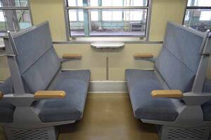 「ボックス席」もう風前の灯火!?  そもそもなぜロングシートと混在していたのか？ JR普通列車では“昔の構造”に