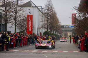 フェラーリ499Pがマラネロ市内をパレード。WECでのダブルタイトルをティフォシが祝う