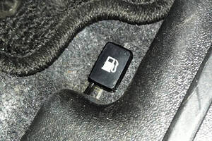 給油口を開けるレバーがない！　久々にクルマを乗り換えた昭和オヤジが驚くイマドキのクルマから「レバーが消えた」理由とは