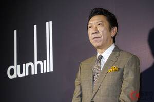 「布袋寅泰」の愛車「“小さい”高級外車」どんなクルマ？ 「似合う」「助手席に座りたい」声も集まる「英国車」とは