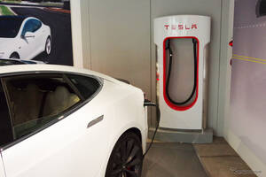 テスラの急速充電「スーパーチャージャー」、日本国内700基到達…全国141か所に設置