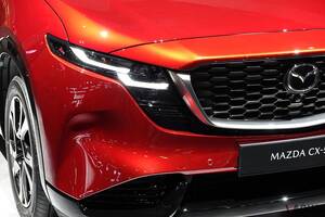 マツダが「東京オートサロン」で新型「CX-5」欧州仕様を実車展示！ ブルー系の新しいボディカラーを初公開!? 気になる日本仕様は2026年夏に正式発表か？