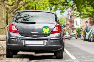 車に貼られた「黄色いちょうちょマーク」 の意味とは？ 知らずに運転を続けると違反になるかも！