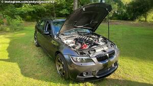 驚愕のワンオフ！BMW 328xiツーリングにマセラティV8を搭載したアメリカ人チューナーの夢