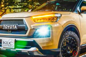 トヨタ「“ミニ”RAV4」!? “顔面整形”果たしたタフ顔「コンパクトSUV」！ まさかの正体はダイハツ「ロッキー」＆「ライズ」＆「レックス」!? 「KLC仕様」どんなモノ？
