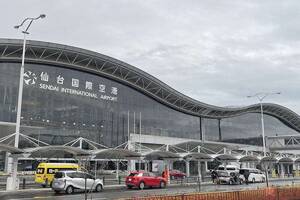 仙台空港に「全長ジャンボ機超え巨大機」まさかの降臨！なぜ？ 激レアすぎる”驚愕の光景”発生の理由とは