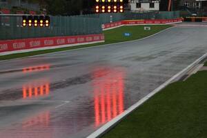 雨のベルギーGP、天候回復待ちで1時間以上ディレイ……ドライバーから賛否両論「安全が一番」「こんなのウエットレースじゃない」