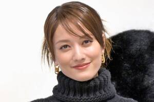 モデル「谷まりあ」と600万円超え「高級外車」の“2ショット”に反響多数！ 華麗な運転姿に「めちゃカワイイ」「一緒にドライブした気分」の声も！ イッテQ“出川ガール”が乗る「小さな高級車」に寄せられた“熱視線”とは