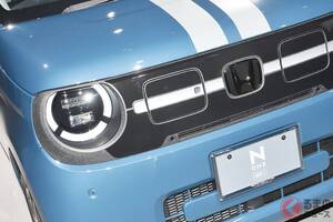 ホンダ新型「軽ワゴン」初公開！ 「N-BOX顔」＆歴代初のパワートレイン採用！ 前後に貫く“ピンストライプ”がめちゃ個性的な新型「N-ONE e：」カスタム仕様も登場！