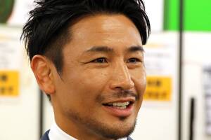 「魔裟斗」が“愛車”の「高級バイク」公開！ 340万円超え「クルーザー」を大胆にカスタム？ 「まるでボス鹿の角」な般若バーもスゴイ「カスタムモデル」とは