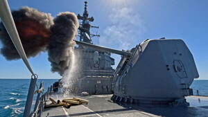 護衛艦が巨砲を「ダンダン」連射！ 砲身から水がドバドバダ～！ 激レア映像を自衛隊が公開
