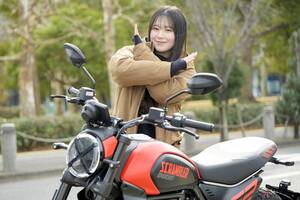 見た目に騙された!! 本当に大型?? なコンパクトさなのに情熱的……ドゥカティ「スクランブラー フルスロットル」の“ギャップ萌え”にハマる人、続出中!?