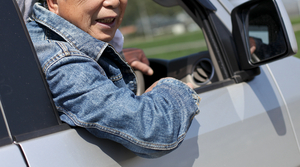 運転免許の返納義務化に賛成派が多数、適正年齢については「81歳以上」が4割超