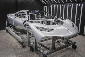 F1由来の超高性能市販車『メルセデスAMG ONE』の製造がスタート。熟練工の”手作業”で組み立てられる芸術品