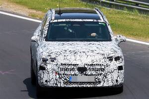 【中身は全面刷新】メルセデスベンツの人気SUV「GLB」新型は“カクカクボディ”維持で年内登場か