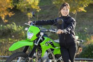 扱いやすさはピカイチ！ カワサキのオン／オフロードスポーツモデル『KLX230 S』に試乗します～小野木里奈の○○○○○日和～