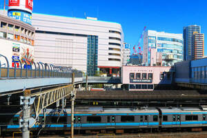 “ほぼ東京”の駅前に立つ「巨大な空き家」がついに復活！ “バブル期のデパート”そのまま三井不が買ったワケ 鉄道ファン必食グルメも上陸