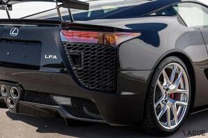 “スターライトブラック”の外装がカッコいい！ 13年前のレクサス「LFA」が米国オークションで1億円超え ネットに寄せられる熱い思いとは
