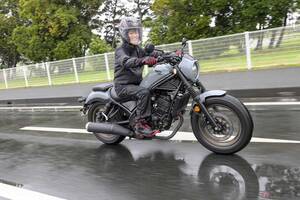 気をつけるべきポイントは知ってる？ 梅雨の時期はスリップに要注意！ 雨の日のツーリングで気を付けるべきポイントとは