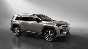 【現役デザイナーの眼：トヨタRAV4】ハンマーヘッドの呪縛？腑に落ちないフロント周り