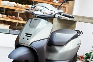 新車18万円！ 「リッター58km」超えのホンダ「タクト」に注目！ シンプルデザイン＆コンパクトボディで使いやすい“最安”モデル！ 30年以上のロングセラー「スクーター」とは