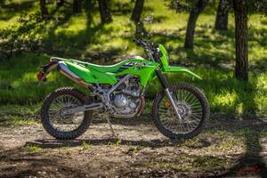 【KLX230／KLX230S・2025年モデル登場】全方位性能アップで復活した軽二輪オフローダーが59万4000円で11月27日発売