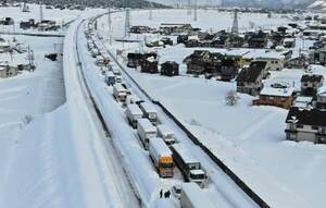 「大雪ですよ！通行止めしますよ！出るとヤバイですよ!!」と言っても“効かない勢”あきらかに 高速道の雪対応の課題