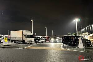 高速SAで「足を伸ばして眠れる！」 わずか2000円で寝られる「“快適”就寝ベッド」が好評に！ ハイウェイホテルよりもお手軽な「寝ころびスペース」が最高すぎる！