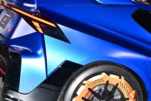 スバル新「“4WD”スポーツカー」世界初公開に反響殺到！ 「“新型WRX”の姿が見えてきた」「即予約したい」の声も！ 往年の「インプレッサ風」デザイン＆“STIロゴ”採用の「パフォーマンスE STI」に熱視線！