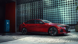 BMWがEVオーナー向けに「BMW Destination Charging プロジェクト」を開始、第1弾として麻布台ヒルズに充電器を設置