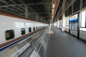 北陸新幹線の「ポツンと単独駅」には何があるのか？ ある意味“最強の立地？”