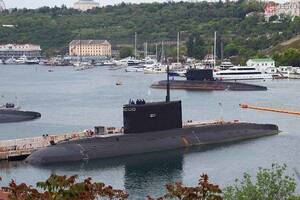 ロシア潜水艦“丸見え”の状態で航行する様子がとらえられる 実はかなり珍しい？
