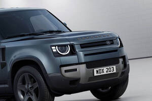 350馬力の最強商用車「ディフェンダー・ハードトップ」日本初導入。あえて選ぶ「2人乗り」の機能美と贅沢