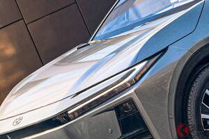 約650万円！ トヨタ「“新型”C-HR」に反響殺到！ 「プリウス顔！」「復活してほしい」 高性能「343馬力ユニット」×全長4.5m“ちょっと大きいサイズ”の「プラス」スペインに登場