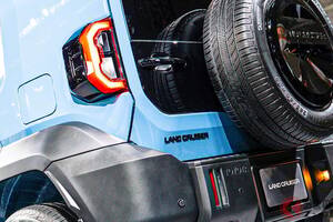 トヨタ“新型”「“ちいさい”四駆SUV」公開！ 2.7リッター「“直4”」搭載＆全長4.5m級の「カクカクボディ」採用！ “ランクル240”こと「ランドクルーザーFJ」とは