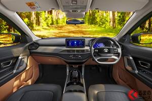 約260万円から！ 新「ハリアー」が凄い！ 「ディーゼルエンジン」＆選べる“2つのトランスミッション”採用！ “HARRIER”専用ロゴ×「精悍タフ顔」が勇ましい！ タタのミドルSUV「アドベンチャーX」インド仕様って？