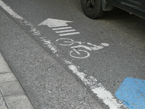 これ違反？　セーフ？　自転車専用通行帯に左寄せ・駐停車してもいい？