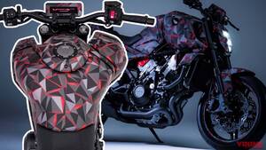 1200ccエンジンに匹敵?! ホンダが「V3R 900 E-コンプレッサー プロトタイプ」を発表！ 電動過給のV型3気筒エンジンがスリムな車体を実現【EICMA】