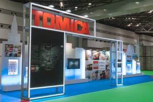 モビショー限定トミカが既に一部完売！ 全12種はどんなモデル？ トミカ55周年、特別デザインの実車展示も人気【ジャパンモビリティショー2025】