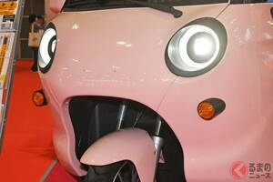 新車98万円の「3人乗りトライク」実車公開！ 「普通免許」で公道も走れる全長2.2m「丸目2灯顔マシン」が凄い！ 高齢者にもちょうどいいEVジェネシス「スリールオータ」JMSで展示