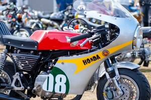 ホンダの伝説的レーサーマシンを“ギュッ”と小さく「モンキー」で再現!! 「RC風」にカスタムされたカッコカワイイ車体に大注目!!