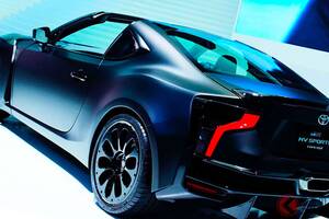 トヨタ斬新「タテ目スポーツカー」に反響殺到！「“MT／AT”切り替え可能ってスゴイ…」「MT派だけどこれなら乗る！」とクルマ好き歓喜！ 新たな“走りの楽しさ”実現する「すごいシステム」搭載した“GR HVスポーツ”とは！