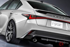 レクサス「新型コンパクトセダン IS」発売へ！ 全長4.7mサイズの“新スポーツセダン”は「FRハイブリッド」搭載！ 26年発売の「大幅マイチェンモデル」が販売店でも話題に